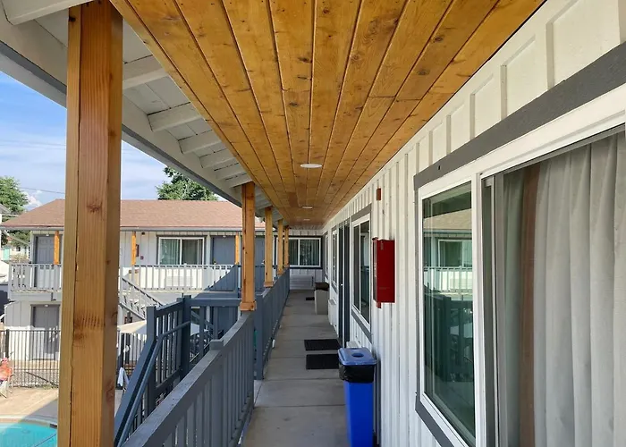 Motels in Ramona