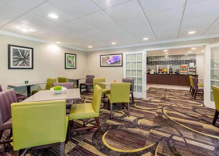 Cheap Hotels in Lauderdale Lakes