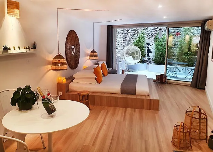 Bed and Breakfasts in Nimes