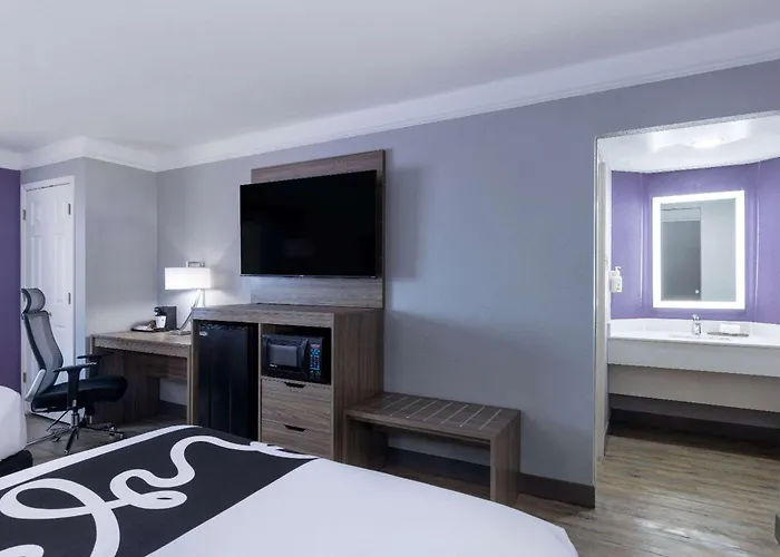 Cheap Hotels in Lenexa