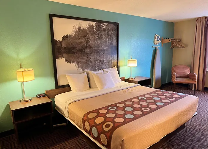 Motels in Carmi