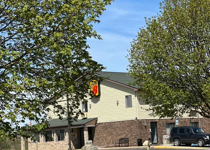 Motels in Clinton Township