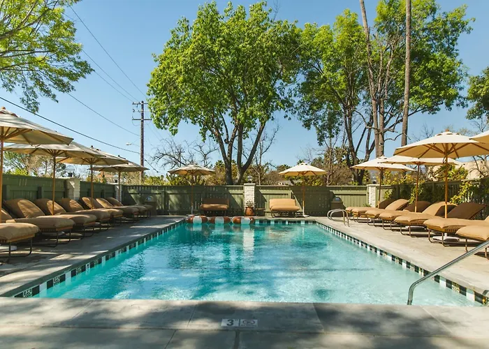 Motels in Oak View