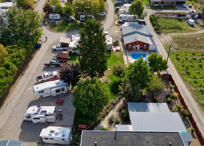 Motels in Oliver