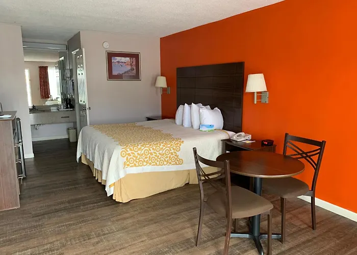 Motels in Clinton