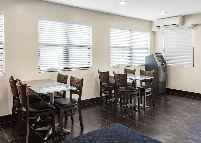 Motels in Lindenhurst
