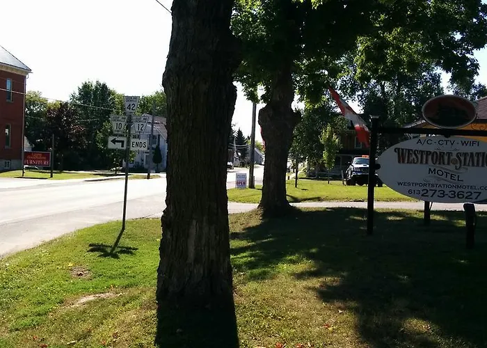 Motels in Westport
