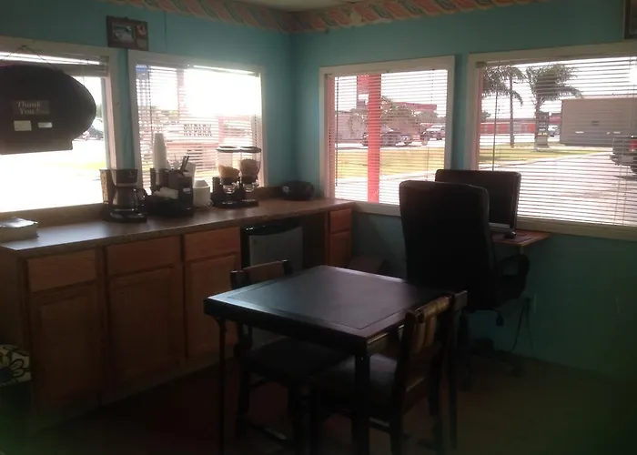 Motels in Freer